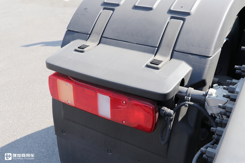 单轴和两轴驱动随时切换,还有电子手刹,沃尔沃FM6X4R牵引车实拍 - 第7张 - 提加商用车网 单轴和两轴驱动随时切换,还有电子手刹,沃尔沃FM6X4R牵引车实拍 - 第7张