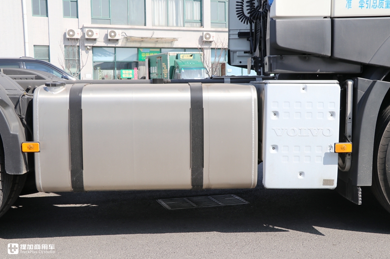 单轴和两轴驱动随时切换，还有电子手刹，沃尔沃FM6X4R牵引车实拍 - 第9张