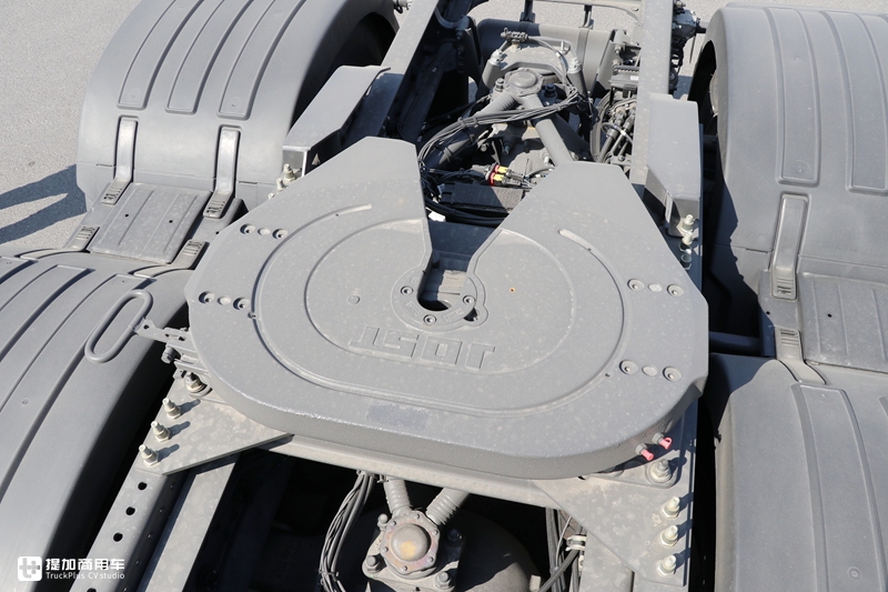单轴和两轴驱动随时切换,还有电子手刹,沃尔沃FM6X4R牵引车实拍 - 第8张 - 提加商用车网 单轴和两轴驱动随时切换,还有电子手刹,沃尔沃FM6X4R牵引车实拍 - 第8张