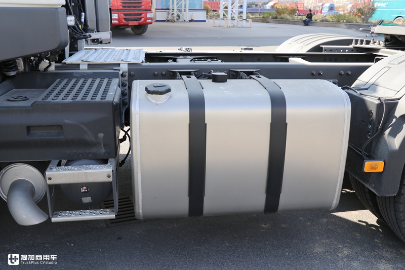 单轴和两轴驱动随时切换,还有电子手刹,沃尔沃FM6X4R牵引车实拍 - 第10张 - 提加商用车网 单轴和两轴驱动随时切换,还有电子手刹,沃尔沃FM6X4R牵引车实拍 - 第10张