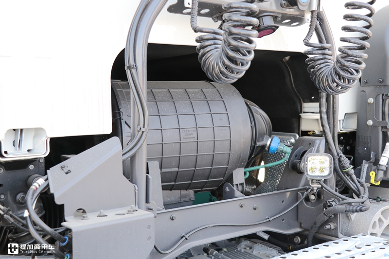 单轴和两轴驱动随时切换,还有电子手刹,沃尔沃FM6X4R牵引车实拍 - 第12张 - 提加商用车网 单轴和两轴驱动随时切换,还有电子手刹,沃尔沃FM6X4R牵引车实拍 - 第12张