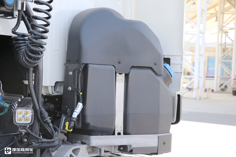 单轴和两轴驱动随时切换,还有电子手刹,沃尔沃FM6X4R牵引车实拍 - 第13张 - 提加商用车网 单轴和两轴驱动随时切换,还有电子手刹,沃尔沃FM6X4R牵引车实拍 - 第13张
