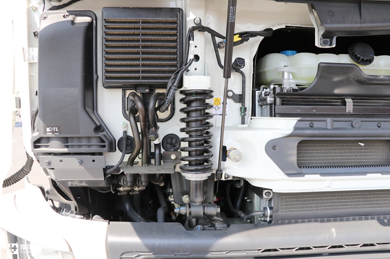 单轴和两轴驱动随时切换,还有电子手刹,沃尔沃FM6X4R牵引车实拍 - 第18张 - 提加商用车网 单轴和两轴驱动随时切换,还有电子手刹,沃尔沃FM6X4R牵引车实拍 - 第18张