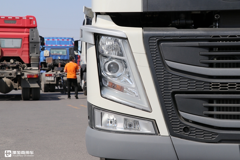 单轴和两轴驱动随时切换,还有电子手刹,沃尔沃FM6X4R牵引车实拍 - 第19张 - 提加商用车网 单轴和两轴驱动随时切换,还有电子手刹,沃尔沃FM6X4R牵引车实拍 - 第19张