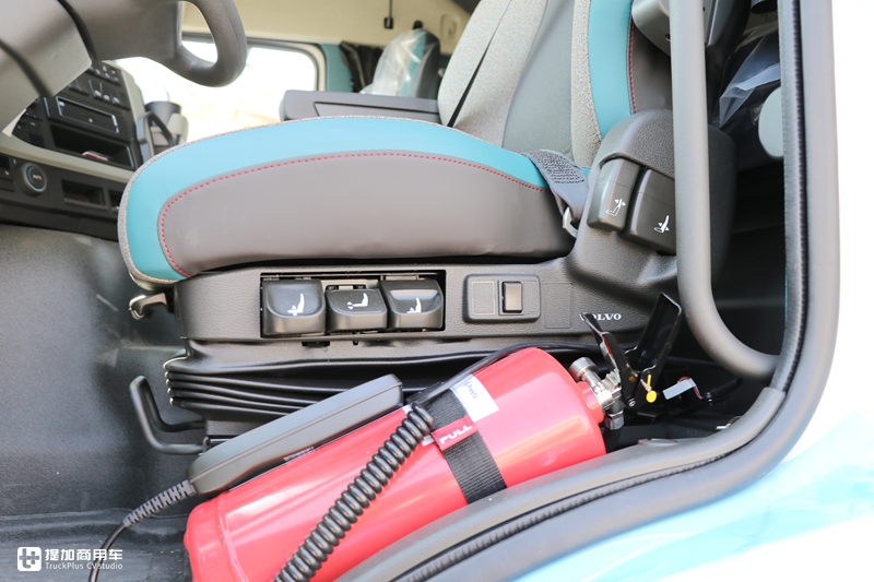 单轴和两轴驱动随时切换，还有电子手刹，沃尔沃FM6X4R牵引车实拍 - 第23张