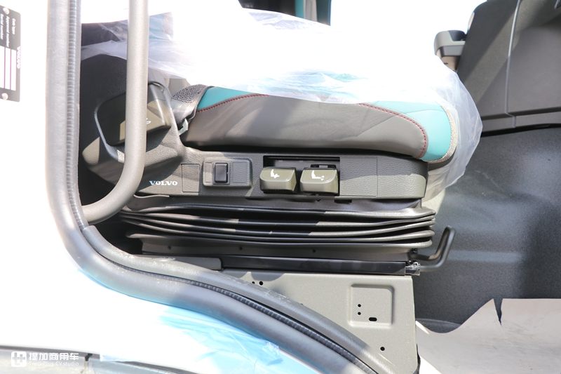 单轴和两轴驱动随时切换,还有电子手刹,沃尔沃FM6X4R牵引车实拍 - 第24张 - 提加商用车网 单轴和两轴驱动随时切换,还有电子手刹,沃尔沃FM6X4R牵引车实拍 - 第24张