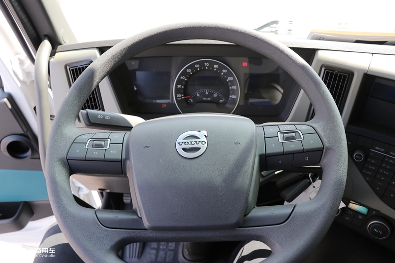 单轴和两轴驱动随时切换,还有电子手刹,沃尔沃FM6X4R牵引车实拍 - 第25张 - 提加商用车网 单轴和两轴驱动随时切换,还有电子手刹,沃尔沃FM6X4R牵引车实拍 - 第25张