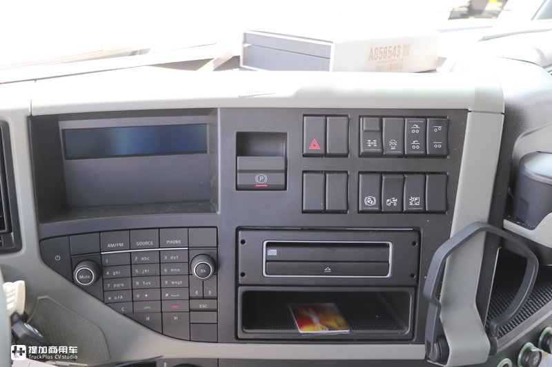 单轴和两轴驱动随时切换,还有电子手刹,沃尔沃FM6X4R牵引车实拍 - 第28张 - 提加商用车网 单轴和两轴驱动随时切换,还有电子手刹,沃尔沃FM6X4R牵引车实拍 - 第28张