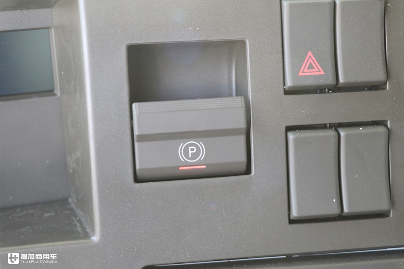 单轴和两轴驱动随时切换,还有电子手刹,沃尔沃FM6X4R牵引车实拍 - 第29张 - 提加商用车网 单轴和两轴驱动随时切换,还有电子手刹,沃尔沃FM6X4R牵引车实拍 - 第29张