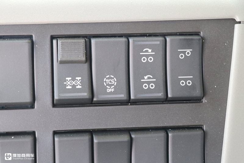单轴和两轴驱动随时切换,还有电子手刹,沃尔沃FM6X4R牵引车实拍 - 第30张 - 提加商用车网 单轴和两轴驱动随时切换,还有电子手刹,沃尔沃FM6X4R牵引车实拍 - 第30张