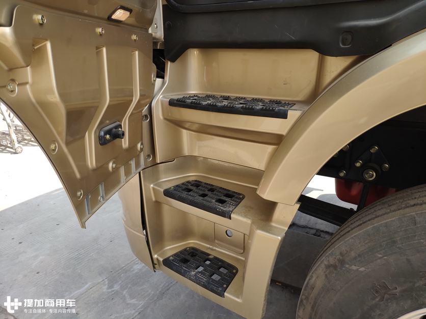 想买国六LNG卡车?配置高端,发动机靠谱的联合U+天然气重卡实拍 - 第14张 - 提加商用车网 想买国六LNG卡车?配置高端,发动机靠谱的联合U+天然气重卡实拍 - 第14张