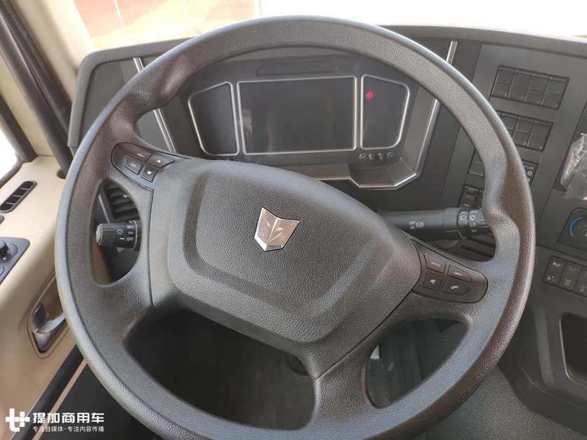想买国六LNG卡车？配置高端，发动机靠谱的联合U+天然气重卡实拍 - 第15张