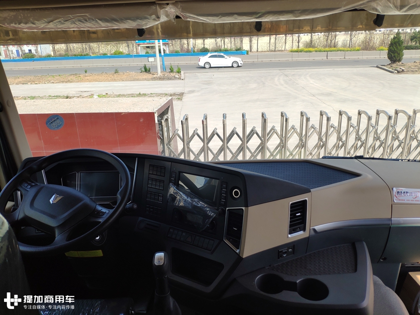想买国六LNG卡车？配置高端，发动机靠谱的联合U+天然气重卡实拍 - 第16张