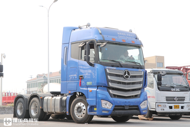 奔驰动力的欧曼EST牵引车实拍,车主单配了奔驰标,整体还真好看 - 第1张 - 提加商用车网 奔驰动力的欧曼EST牵引车实拍,车主单配了奔驰标,整体还真好看 - 第1张