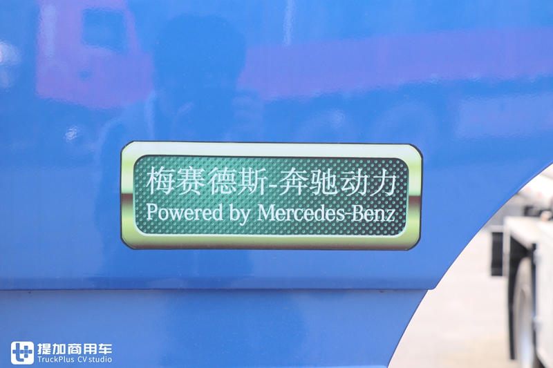 奔驰动力的欧曼EST牵引车实拍,车主单配了奔驰标,整体还真好看 - 第2张 - 提加商用车网 奔驰动力的欧曼EST牵引车实拍,车主单配了奔驰标,整体还真好看 - 第2张