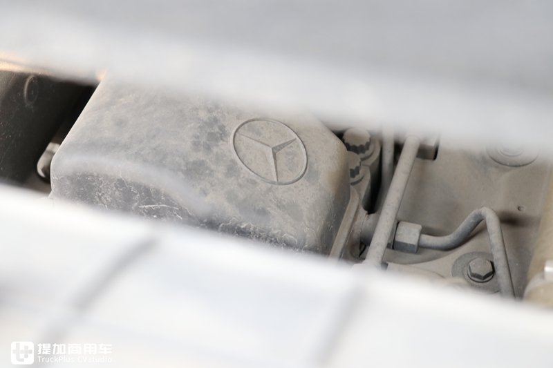 奔驰动力的欧曼EST牵引车实拍,车主单配了奔驰标,整体还真好看 - 第4张 - 提加商用车网 奔驰动力的欧曼EST牵引车实拍,车主单配了奔驰标,整体还真好看 - 第4张