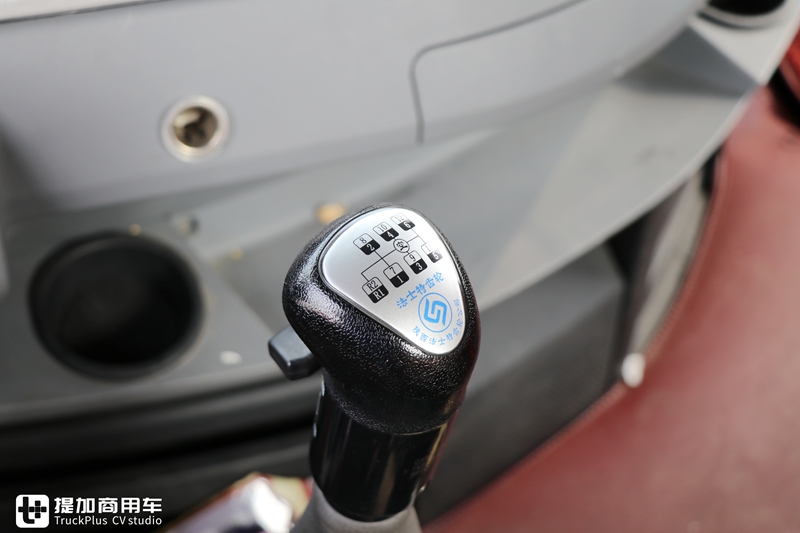 奔驰动力的欧曼EST牵引车实拍,车主单配了奔驰标,整体还真好看 - 第6张 - 提加商用车网 奔驰动力的欧曼EST牵引车实拍,车主单配了奔驰标,整体还真好看 - 第6张