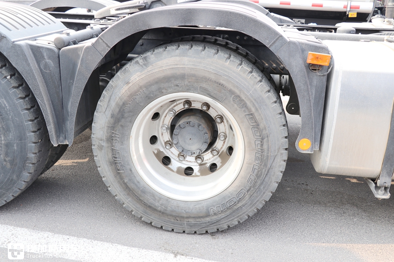 奔驰动力的欧曼EST牵引车实拍,车主单配了奔驰标,整体还真好看 - 第7张 - 提加商用车网 奔驰动力的欧曼EST牵引车实拍,车主单配了奔驰标,整体还真好看 - 第7张