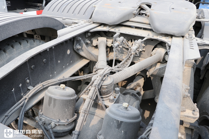 奔驰动力的欧曼EST牵引车实拍,车主单配了奔驰标,整体还真好看 - 第8张 - 提加商用车网 奔驰动力的欧曼EST牵引车实拍,车主单配了奔驰标,整体还真好看 - 第8张