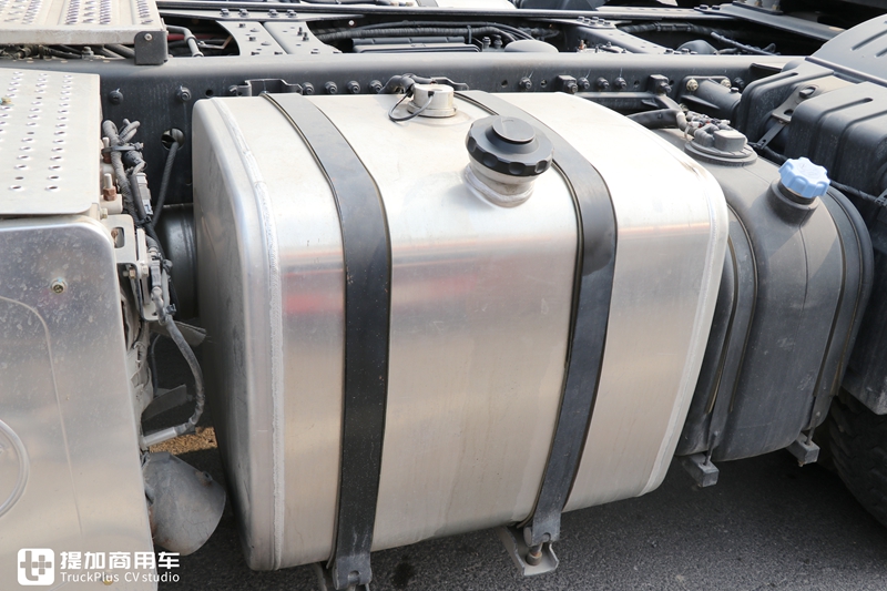 奔驰动力的欧曼EST牵引车实拍,车主单配了奔驰标,整体还真好看 - 第10张 - 提加商用车网 奔驰动力的欧曼EST牵引车实拍,车主单配了奔驰标,整体还真好看 - 第10张