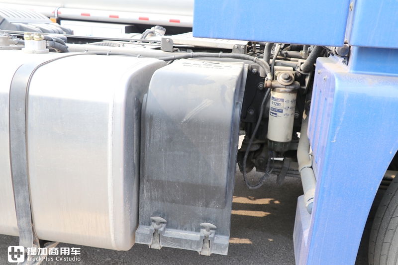奔驰动力的欧曼EST牵引车实拍,车主单配了奔驰标,整体还真好看 - 第11张 - 提加商用车网 奔驰动力的欧曼EST牵引车实拍,车主单配了奔驰标,整体还真好看 - 第11张
