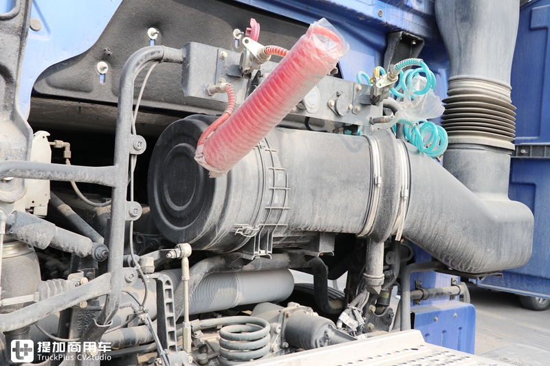 奔驰动力的欧曼EST牵引车实拍,车主单配了奔驰标,整体还真好看 - 第12张 - 提加商用车网 奔驰动力的欧曼EST牵引车实拍,车主单配了奔驰标,整体还真好看 - 第12张