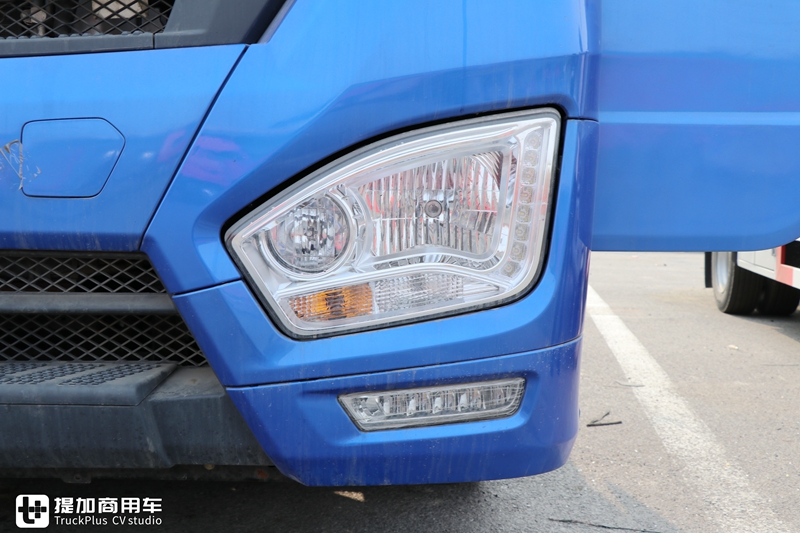 奔驰动力的欧曼EST牵引车实拍,车主单配了奔驰标,整体还真好看 - 第18张 - 提加商用车网 奔驰动力的欧曼EST牵引车实拍,车主单配了奔驰标,整体还真好看 - 第18张