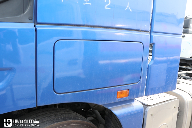 奔驰动力的欧曼EST牵引车实拍,车主单配了奔驰标,整体还真好看 - 第19张 - 提加商用车网 奔驰动力的欧曼EST牵引车实拍,车主单配了奔驰标,整体还真好看 - 第19张