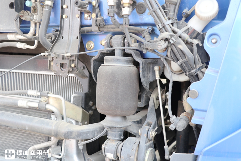 奔驰动力的欧曼EST牵引车实拍,车主单配了奔驰标,整体还真好看 - 第16张 - 提加商用车网 奔驰动力的欧曼EST牵引车实拍,车主单配了奔驰标,整体还真好看 - 第16张