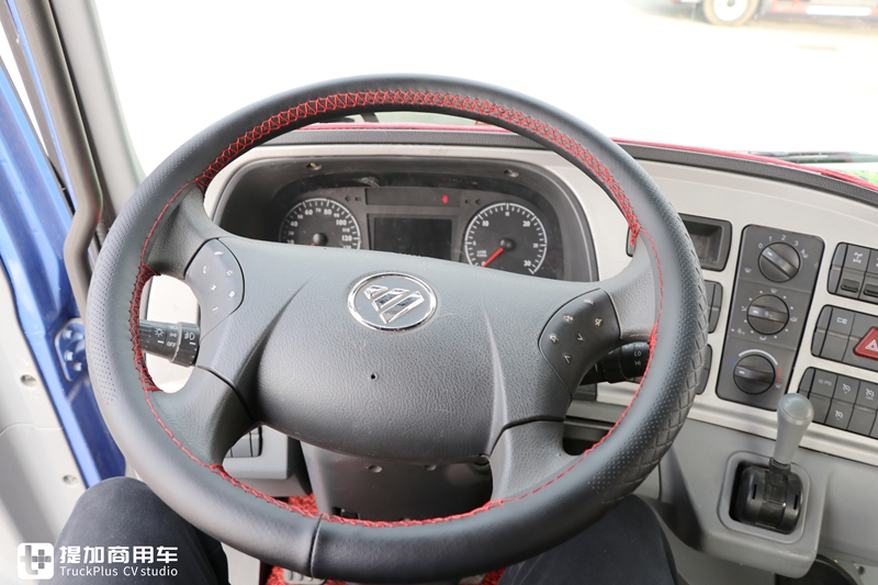 奔驰动力的欧曼EST牵引车实拍,车主单配了奔驰标,整体还真好看 - 第22张 - 提加商用车网 奔驰动力的欧曼EST牵引车实拍,车主单配了奔驰标,整体还真好看 - 第22张