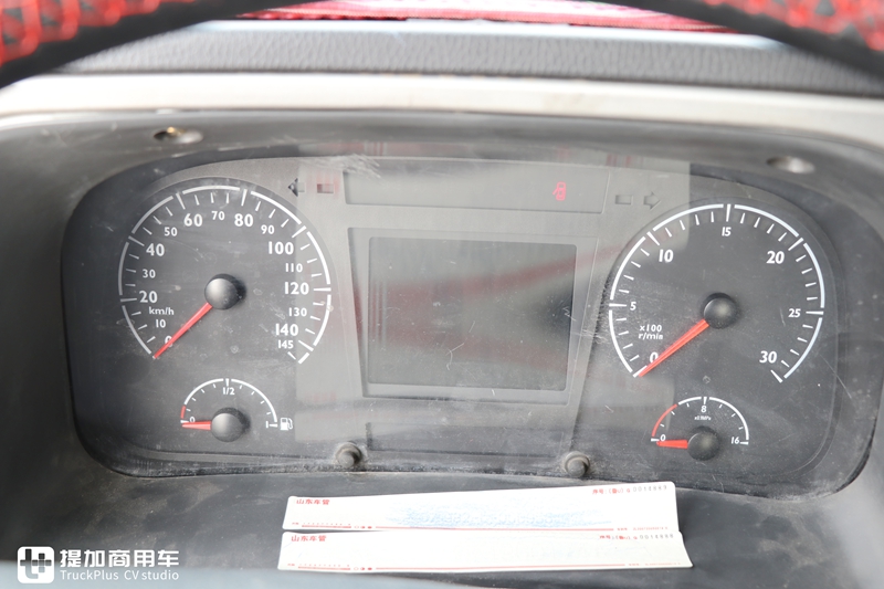 奔驰动力的欧曼EST牵引车实拍,车主单配了奔驰标,整体还真好看 - 第23张 - 提加商用车网 奔驰动力的欧曼EST牵引车实拍,车主单配了奔驰标,整体还真好看 - 第23张