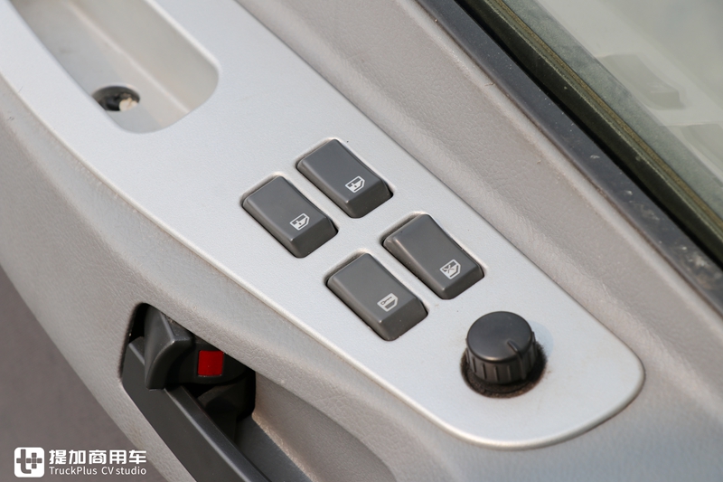 奔驰动力的欧曼EST牵引车实拍,车主单配了奔驰标,整体还真好看 - 第24张 - 提加商用车网 奔驰动力的欧曼EST牵引车实拍,车主单配了奔驰标,整体还真好看 - 第24张