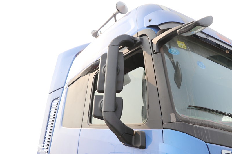 奔驰动力的欧曼EST牵引车实拍,车主单配了奔驰标,整体还真好看 - 第14张 - 提加商用车网 奔驰动力的欧曼EST牵引车实拍,车主单配了奔驰标,整体还真好看 - 第14张