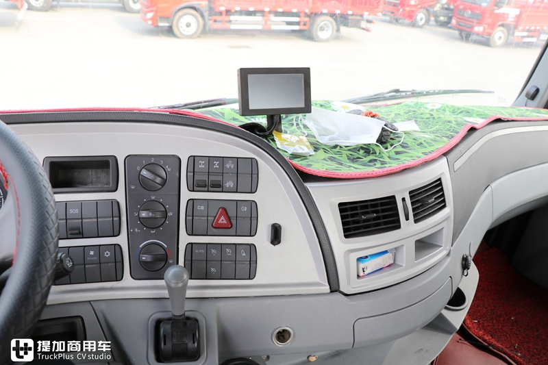 奔驰动力的欧曼EST牵引车实拍,车主单配了奔驰标,整体还真好看 - 第25张 - 提加商用车网 奔驰动力的欧曼EST牵引车实拍,车主单配了奔驰标,整体还真好看 - 第25张