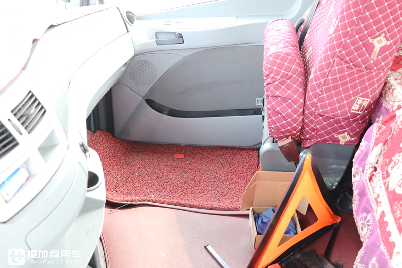 奔驰动力的欧曼EST牵引车实拍,车主单配了奔驰标,整体还真好看 - 第26张 - 提加商用车网 奔驰动力的欧曼EST牵引车实拍,车主单配了奔驰标,整体还真好看 - 第26张