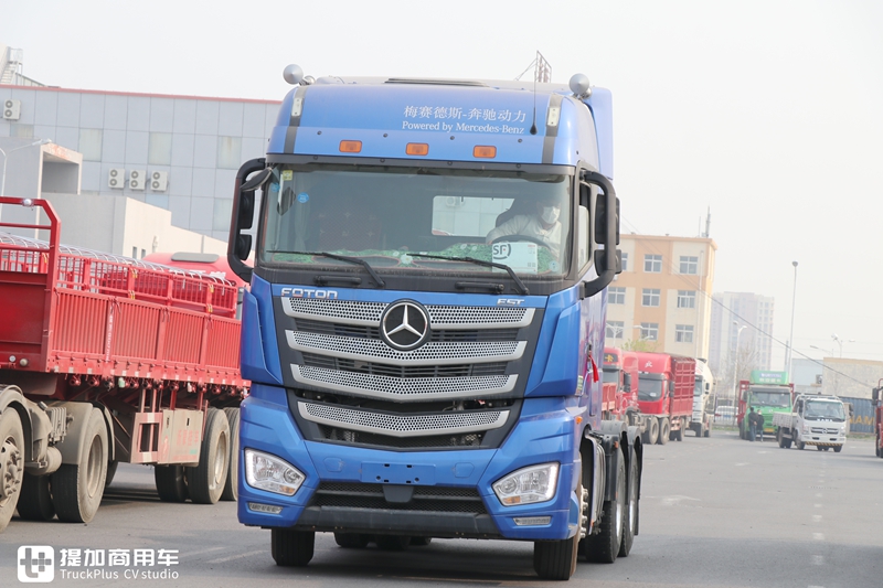 奔驰动力的欧曼EST牵引车实拍,车主单配了奔驰标,整体还真好看 - 第29张 - 提加商用车网 奔驰动力的欧曼EST牵引车实拍,车主单配了奔驰标,整体还真好看 - 第29张