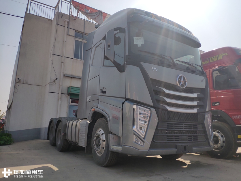 大运新推出的旗舰重卡V9怎么样?最近偶遇了一辆,带您好好看看配置如何 - 第2张 - 提加商用车网 大运新推出的旗舰重卡V9怎么样?最近偶遇了一辆,带您好好看看配置如何 - 第2张