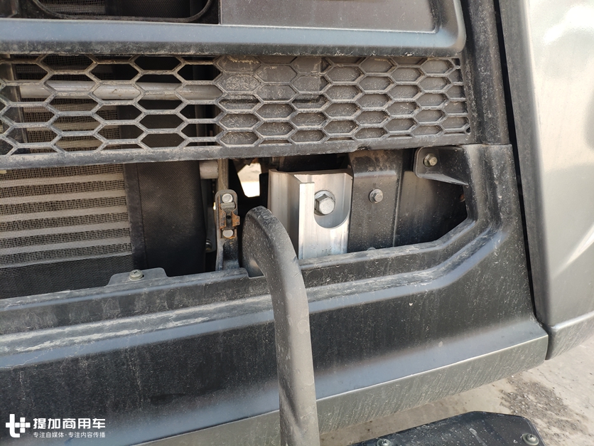 大运新推出的旗舰重卡V9怎么样?最近偶遇了一辆,带您好好看看配置如何 - 第13张 - 提加商用车网 大运新推出的旗舰重卡V9怎么样?最近偶遇了一辆,带您好好看看配置如何 - 第13张