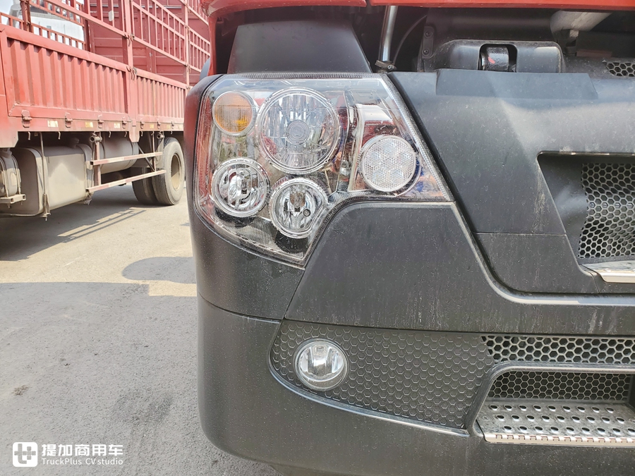 豪沃新出的TX7牵引车,配置怎么样?实拍国六LNG车型带您好好看看 - 第4张 - 提加商用车网 豪沃新出的TX7牵引车,配置怎么样?实拍国六LNG车型带您好好看看 - 第4张