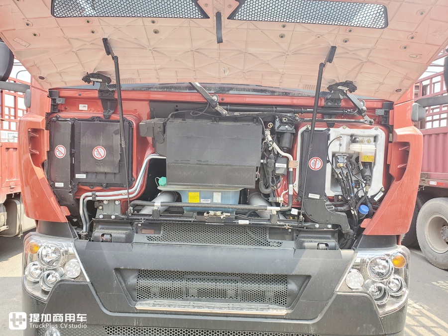 豪沃新出的TX7牵引车,配置怎么样?实拍国六LNG车型带您好好看看 - 第6张 - 提加商用车网 豪沃新出的TX7牵引车,配置怎么样?实拍国六LNG车型带您好好看看 - 第6张
