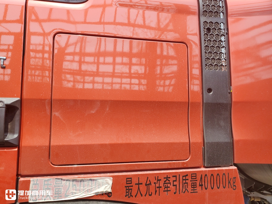 豪沃新出的TX7牵引车,配置怎么样?实拍国六LNG车型带您好好看看 - 第7张 - 提加商用车网 豪沃新出的TX7牵引车,配置怎么样?实拍国六LNG车型带您好好看看 - 第7张