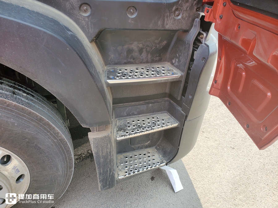 豪沃新出的TX7牵引车,配置怎么样?实拍国六LNG车型带您好好看看 - 第9张 - 提加商用车网 豪沃新出的TX7牵引车,配置怎么样?实拍国六LNG车型带您好好看看 - 第9张