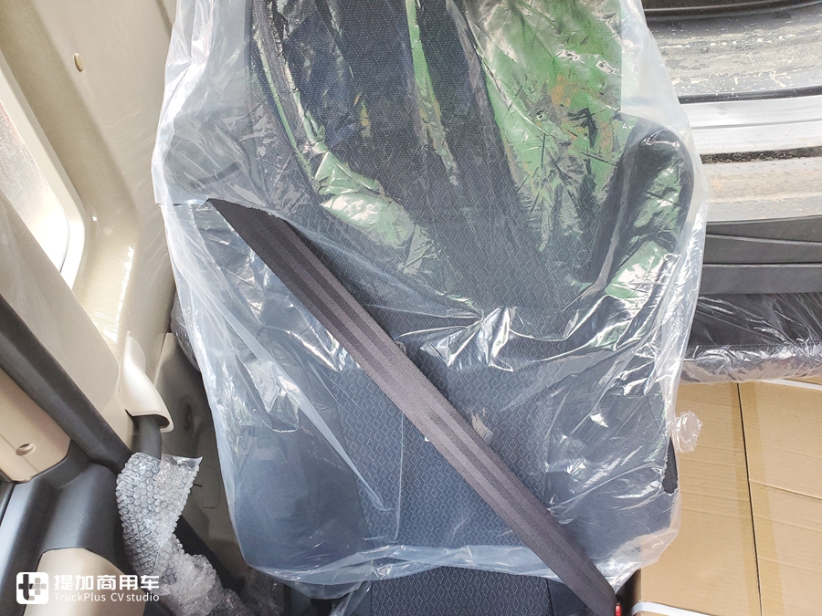 豪沃新出的TX7牵引车,配置怎么样?实拍国六LNG车型带您好好看看 - 第11张 - 提加商用车网 豪沃新出的TX7牵引车,配置怎么样?实拍国六LNG车型带您好好看看 - 第11张