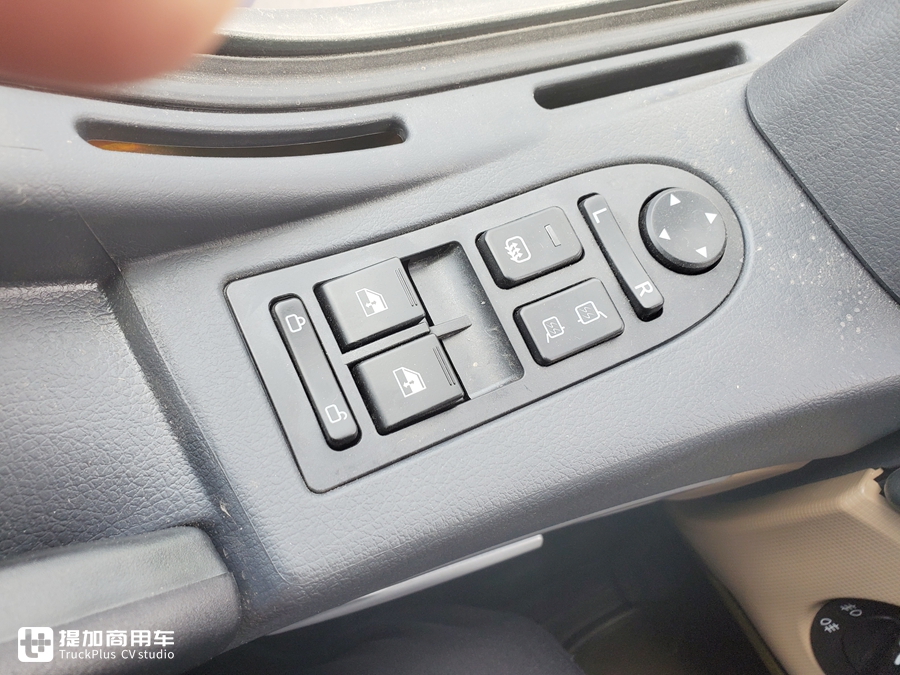豪沃新出的TX7牵引车,配置怎么样?实拍国六LNG车型带您好好看看 - 第12张 - 提加商用车网 豪沃新出的TX7牵引车,配置怎么样?实拍国六LNG车型带您好好看看 - 第12张