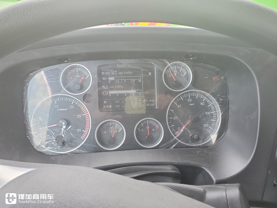 豪沃新出的TX7牵引车,配置怎么样?实拍国六LNG车型带您好好看看 - 第14张 - 提加商用车网 豪沃新出的TX7牵引车,配置怎么样?实拍国六LNG车型带您好好看看 - 第14张
