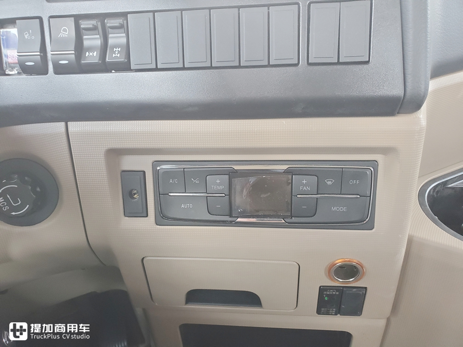 豪沃新出的TX7牵引车,配置怎么样?实拍国六LNG车型带您好好看看 - 第16张 - 提加商用车网 豪沃新出的TX7牵引车,配置怎么样?实拍国六LNG车型带您好好看看 - 第16张