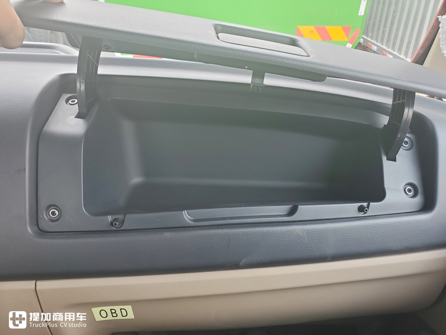 豪沃新出的TX7牵引车,配置怎么样?实拍国六LNG车型带您好好看看 - 第20张 - 提加商用车网 豪沃新出的TX7牵引车,配置怎么样?实拍国六LNG车型带您好好看看 - 第20张