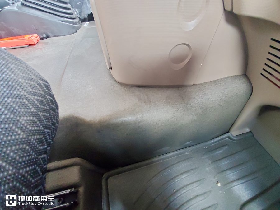 豪沃新出的TX7牵引车,配置怎么样?实拍国六LNG车型带您好好看看 - 第21张 - 提加商用车网 豪沃新出的TX7牵引车,配置怎么样?实拍国六LNG车型带您好好看看 - 第21张