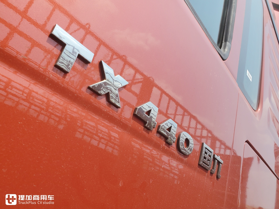 豪沃新出的TX7牵引车，配置怎么样？实拍国六LNG车型带您好好看看 - 第25张