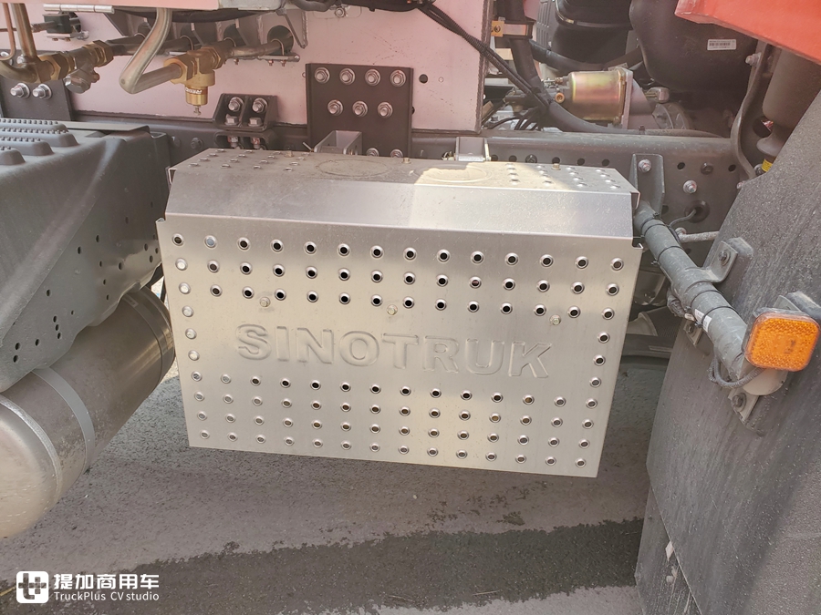 豪沃新出的TX7牵引车,配置怎么样?实拍国六LNG车型带您好好看看 - 第27张 - 提加商用车网 豪沃新出的TX7牵引车,配置怎么样?实拍国六LNG车型带您好好看看 - 第27张